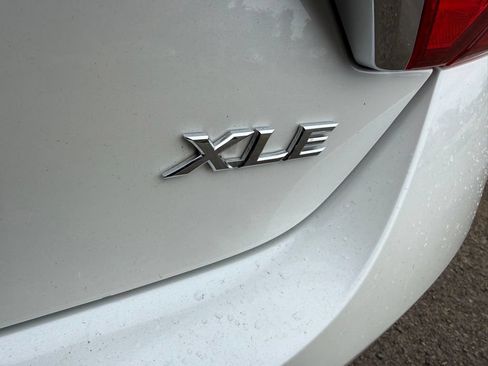 Used 2017 Toyota Camry XLE w/ Moonroof Package FWD image 8