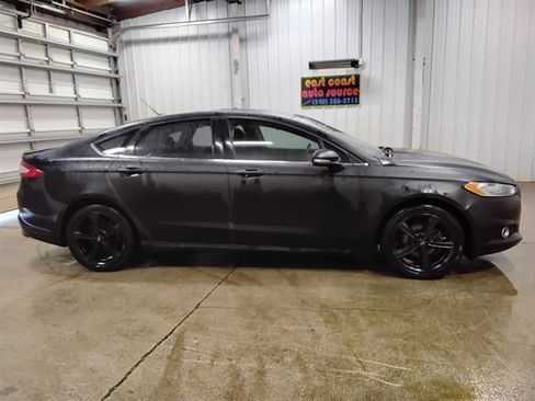 Used 2016 Ford Fusion SE image 2