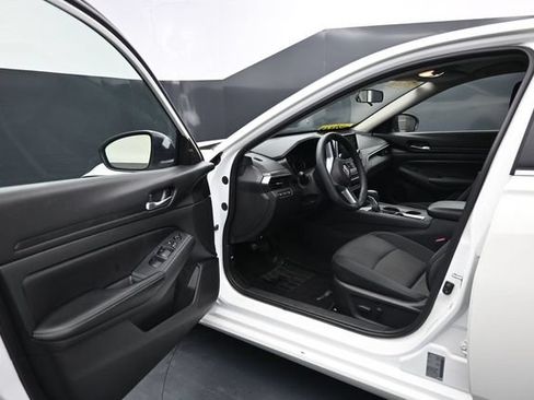 Used 2025 Nissan Altima 2.5 SV FWD image 12