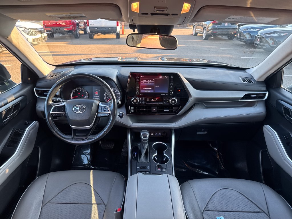 Used 2022 Toyota Highlander LE AWD/4WD image 12