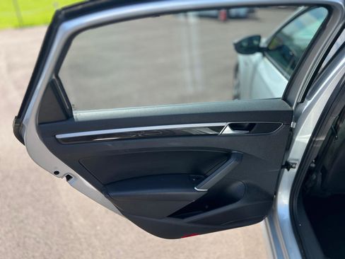 Used 2018 Volkswagen Passat 3.6 FWD image 28