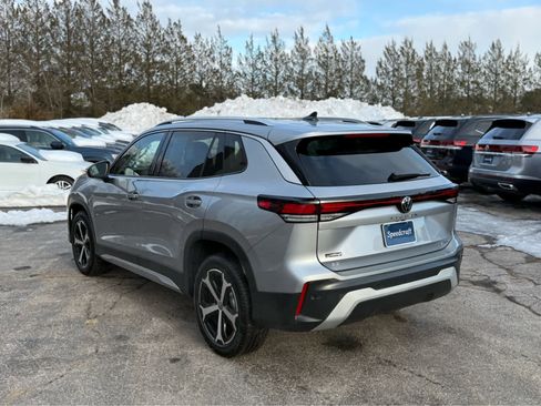 Certified 2025 Volkswagen Tiguan SE image 5