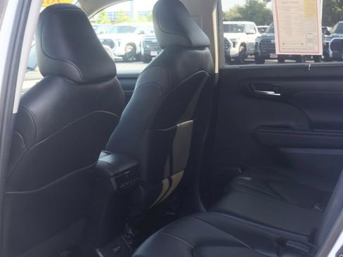 Used 2025 Toyota Highlander XLE AWD/4WD image 28
