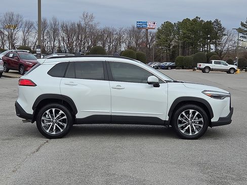 Used 2024 Toyota Corolla Cross XLE image 6