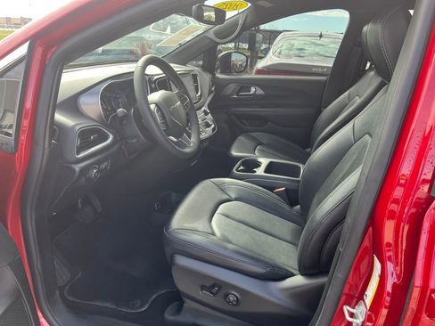 Used 2025 Chrysler Pacifica Select image 12