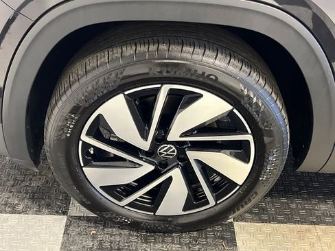 Certified 2025 Volkswagen Atlas SE image 10