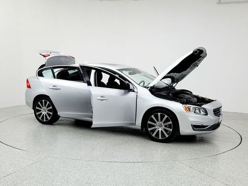 Used 2018 Volvo S60 T5 Inscription image 10