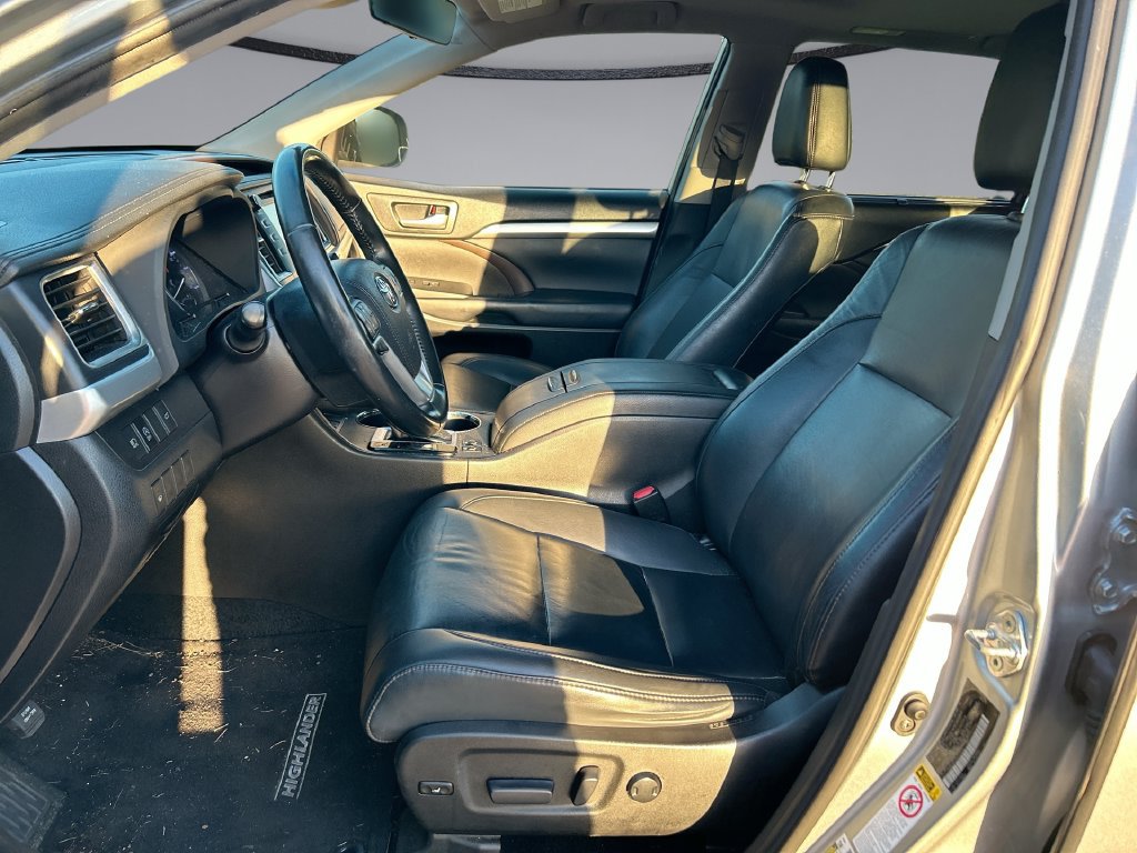 Used 2019 Toyota Highlander XLE FWD image 11