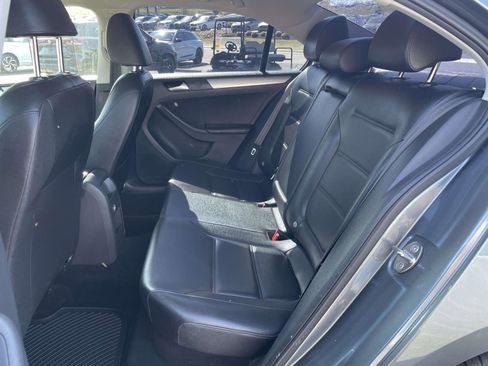 Used 2017 Volkswagen Jetta SE image 12