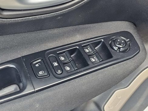 Used 2017 Jeep Renegade Latitude FWD image 21