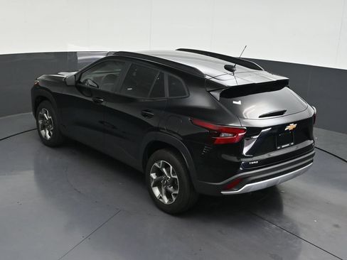 Used 2025 Chevrolet Trax LT FWD image 17