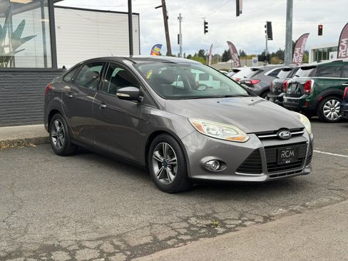 Used 2014 Ford Focus SE w/ SE Sport Package FWD image 3