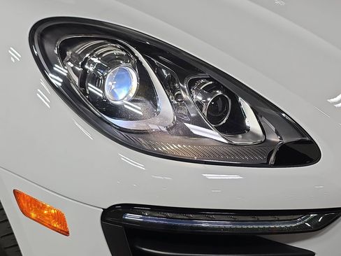 Used 2018 Porsche Macan AWD/4WD image 12
