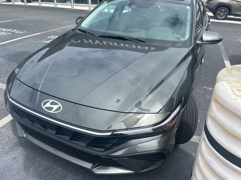 Used 2024 Hyundai Elantra SE image 3
