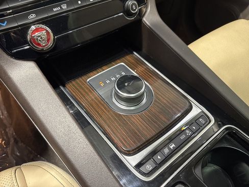 Used 2018 Jaguar F-PACE Prestige image 28