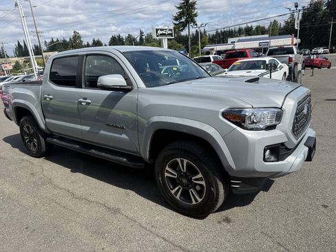 Used 2018 Toyota Tacoma TRD Sport w/ Technology Package RWD image 5