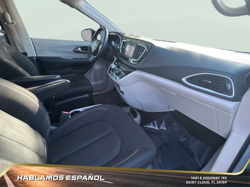 Used 2022 Chrysler Voyager LX image 35