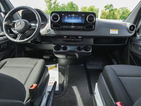 Used 2025 Mercedes-Benz Sprinter 2500 image 35