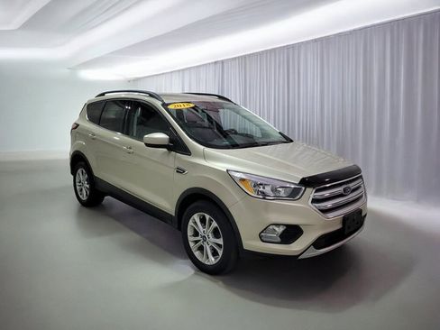 Used 2018 Ford Escape SE image 2