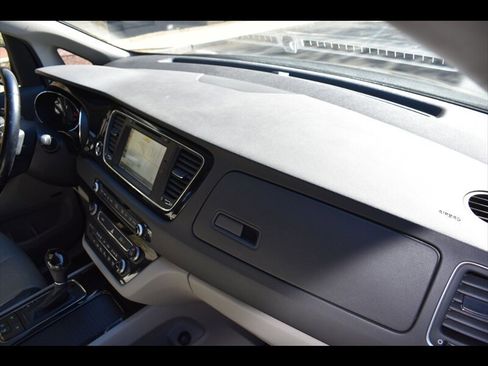 Used 2016 Kia Sedona SX image 38