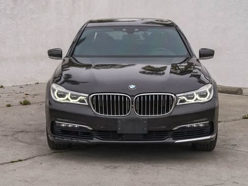 Used 2017 BMW 750i RWD image 2