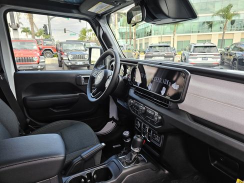 New 2026 Jeep Gladiator Sport image 25