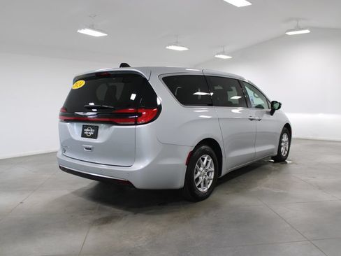 Used 2024 Chrysler Pacifica Touring-L FWD image 12