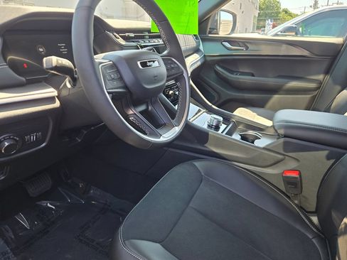 Used 2025 Jeep Grand Cherokee Altitude AWD/4WD image 10