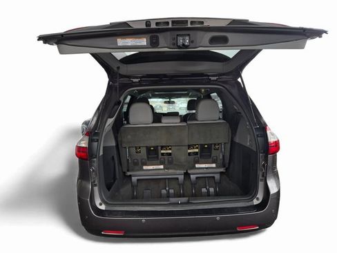 Used 2017 Toyota Sienna XLE image 10
