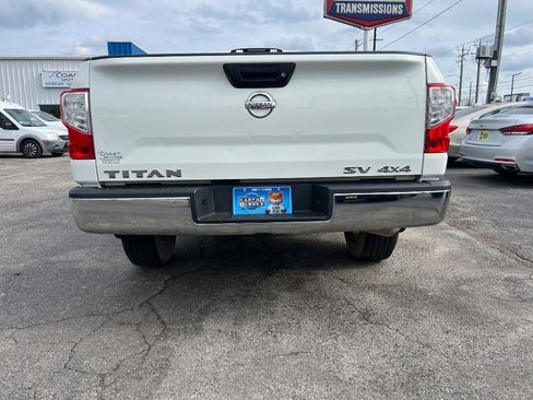Used 2017 Nissan Titan SV image 4