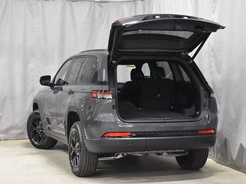 New 2025 Jeep Grand Cherokee Altitude image 32