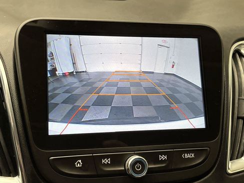 Used 2017 Chevrolet Malibu LT w/ Leather Package FWD image 5