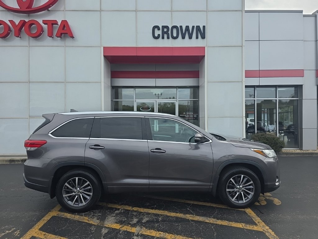 Used 2017 Toyota Highlander XLE AWD/4WD image 2