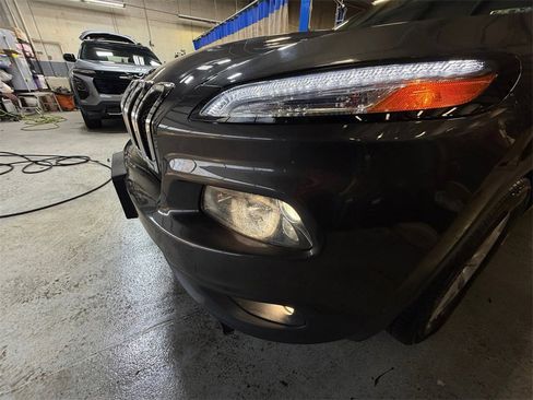 Used 2016 Jeep Cherokee Limited image 29