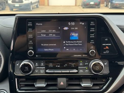Used 2020 Toyota Highlander XLE AWD/4WD image 3