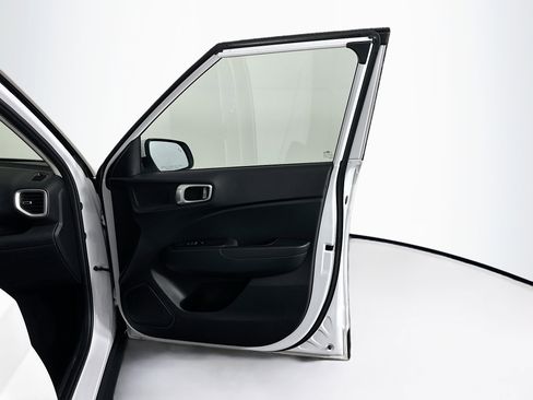 Used 2025 Hyundai Venue SEL image 31