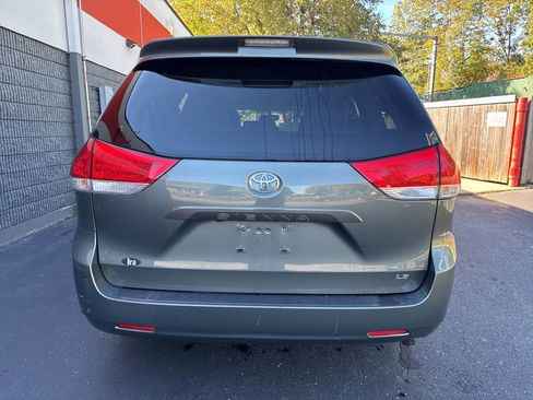 Used 2014 Toyota Sienna LE image 8