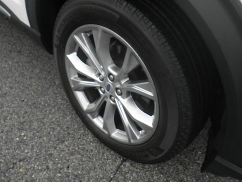 Certified 2024 Ford Explorer XLT w/ Equipment Group 202A image 9