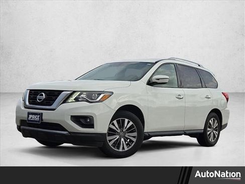 Used 2018 Nissan Pathfinder SV image 1