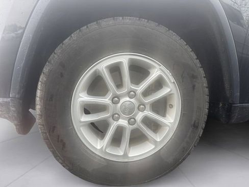 Used 2018 Jeep Grand Cherokee Laredo image 3