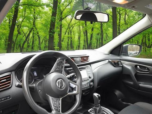 Used 2018 Nissan Rogue Sport S image 17