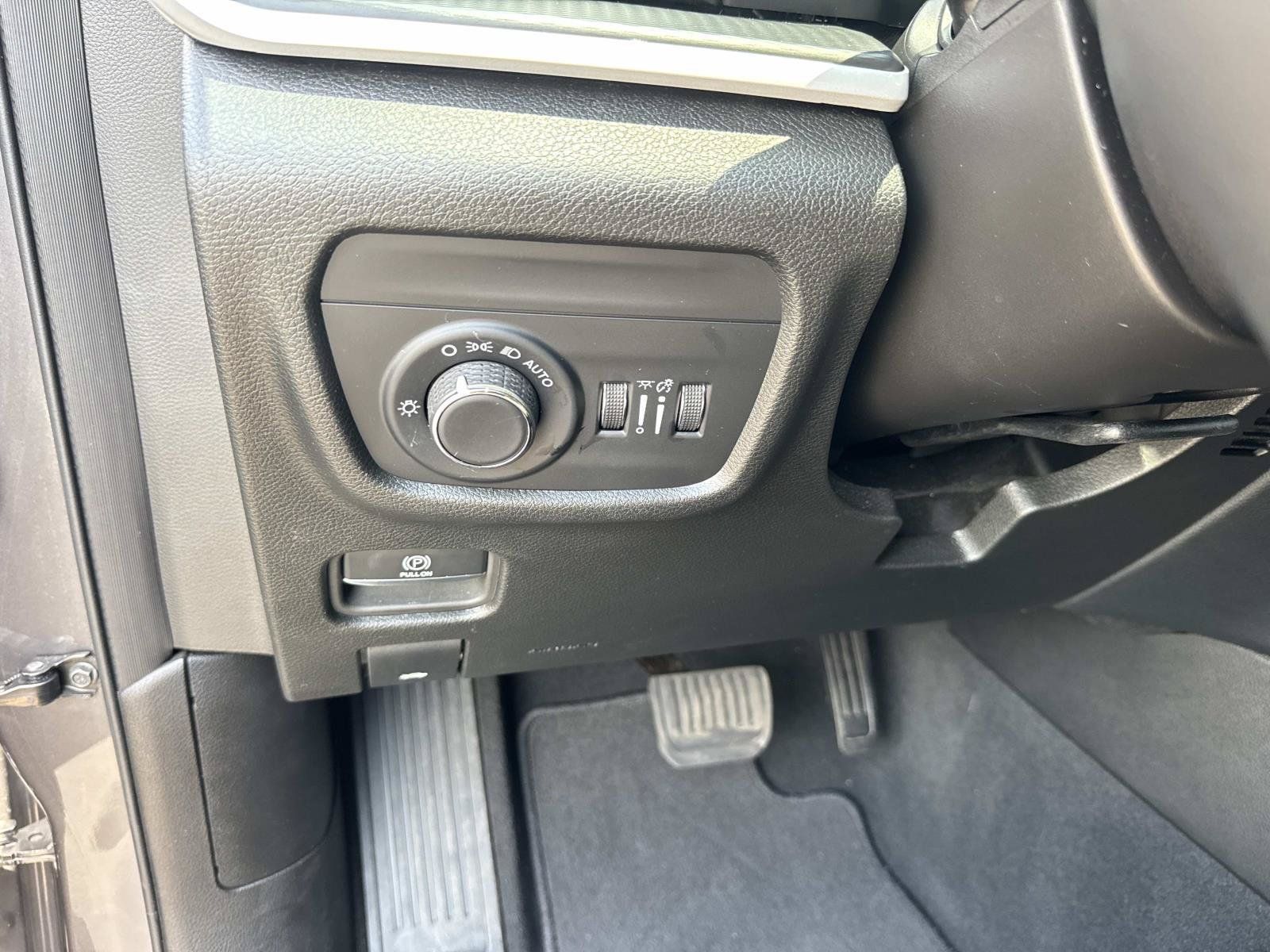 Used 2024 Jeep Grand Cherokee Altitude RWD image 34