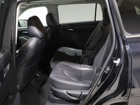Used 2023 Toyota Highlander XLE AWD/4WD image 18