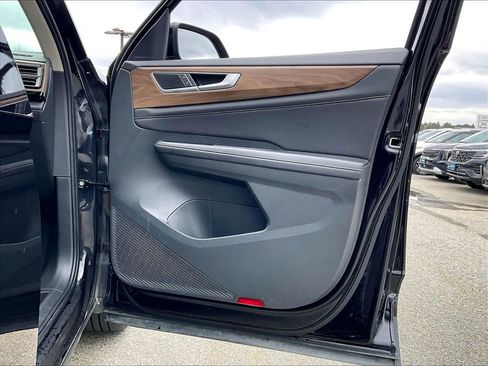 Used 2025 Volkswagen Atlas SE image 11