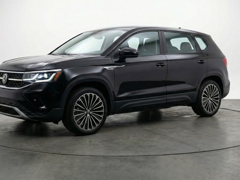 Used 2025 Volkswagen Taos SE image 3