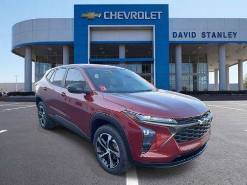 Used 2024 Chevrolet Trax RS w/ Driver Confidence Package FWD image 2