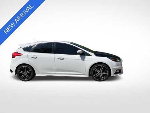 Used 2018 Ford Focus ST w/ Equipment Group 401A FWD image 2