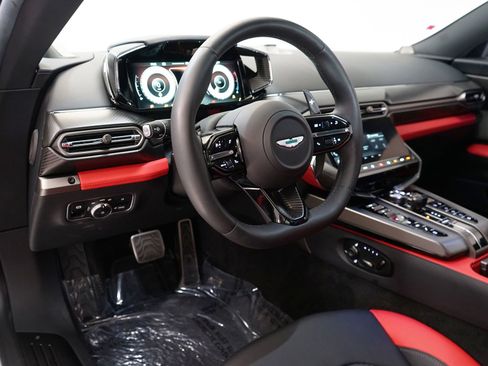 Used 2025 Aston Martin Vanquish image 16