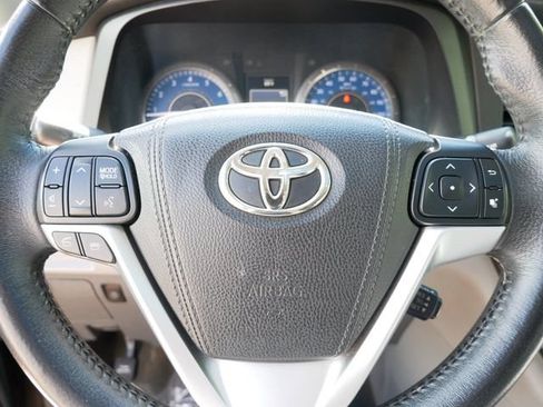 Used 2017 Toyota Sienna XLE FWD image 17