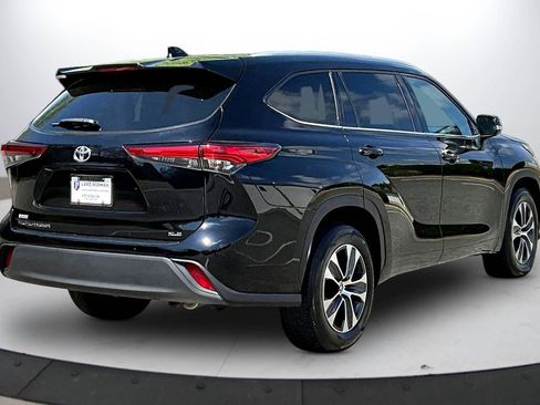 Used 2022 Toyota Highlander XLE image 9